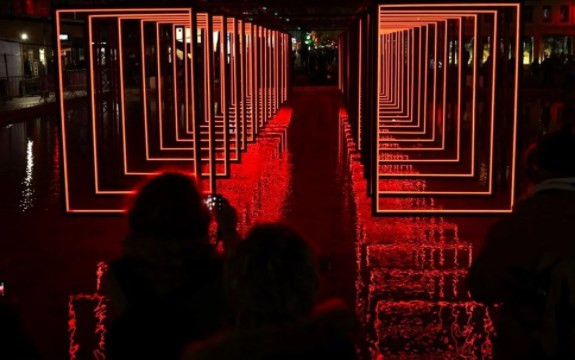 Fransa’da ışık festivali: Sokaklar rengarenk ışıklarla süslendi