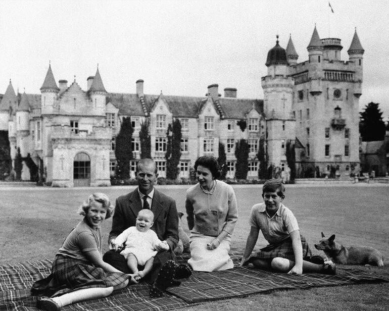 Kraliçe İkinci Elizabeth'in eşi, Edinburgh Dükü'nün hayatı