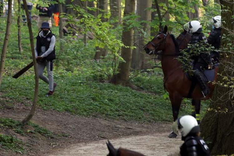 Belçika'da parkta parti düzenlemek isteyenlere polis müdahale etti