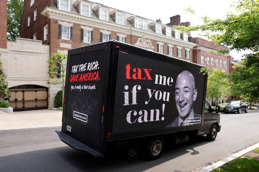 Jeff Bezos'un evinin önünde protesto: Vergiler artırılsın