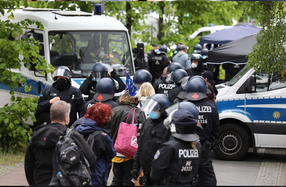 Kovid-19 önlemleri protestosu: 200'ü aşkın gözaltı...