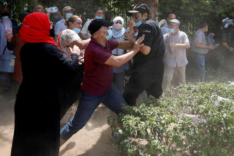 Tunus'ta askerler meclisi kapattı! 