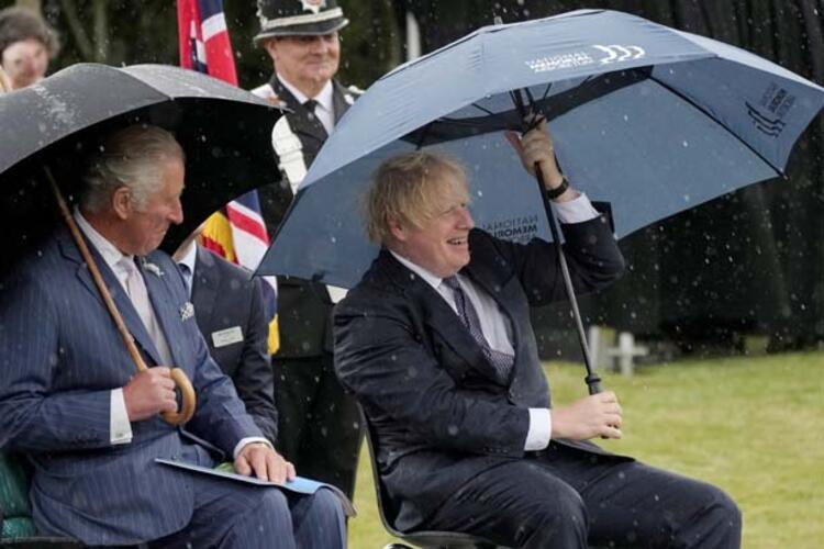 Boris Johnson'ın şemsiye ile sınavı!