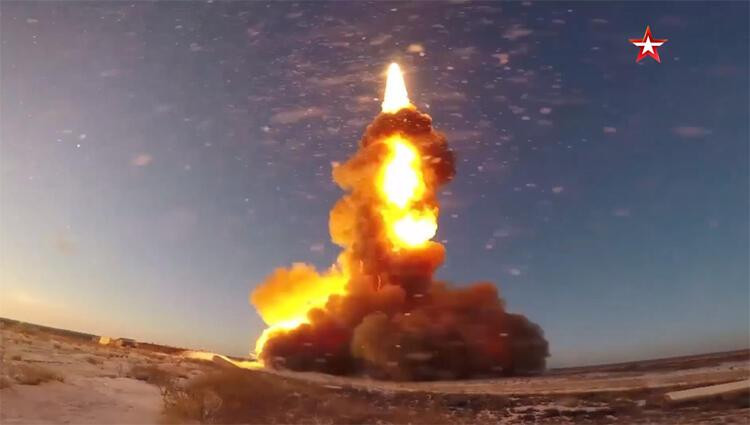 Putin bizzat denetledi! Yeni Rus 'savaşçılar' tatbikatta
