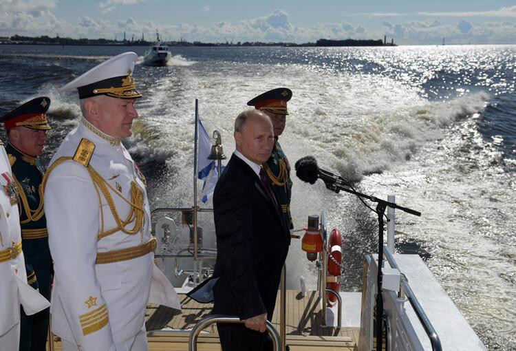 Putin bizzat denetledi! Yeni Rus 'savaşçılar' tatbikatta