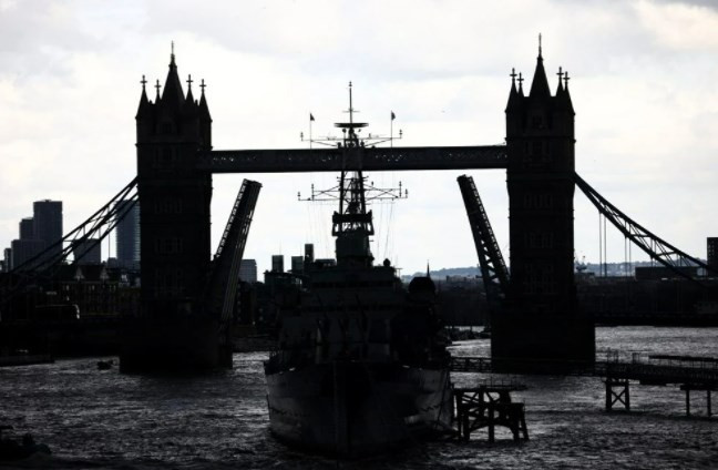 Londra'daki Tower Bridge teknik arıza nedeniyle açık kaldı