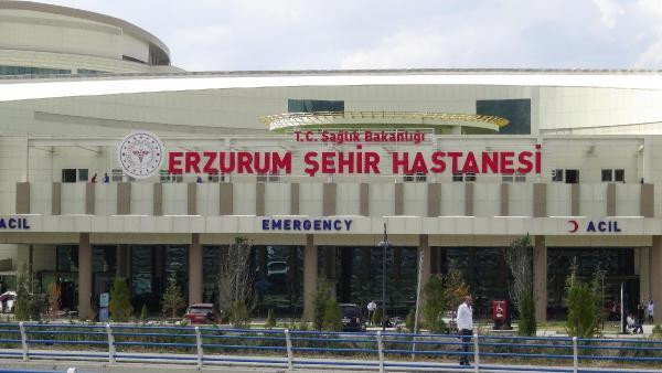 Tek tek ilgileniyor: Hastane sınıfında ders başı!