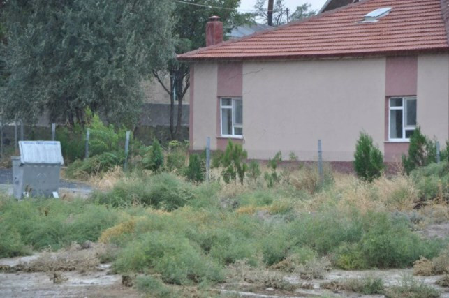 Konya'da yağmur sonrası dev yarıklar oluştu