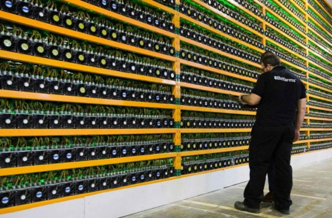 Bitcoin işlemlerinin her biri iki iPhone’u çöpe atmakla aynı
