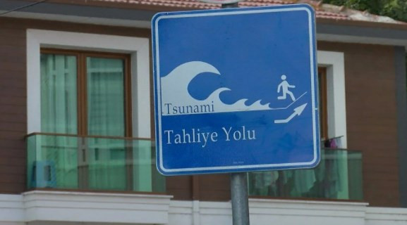 İstanbul'da 'tsunamiden kaçış' tabelaları
