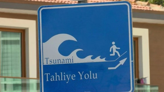 İstanbul'da 'tsunamiden kaçış' tabelaları