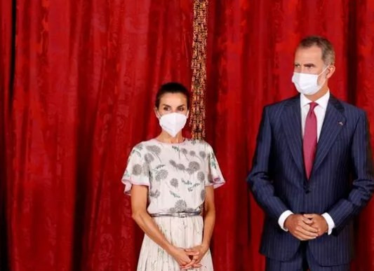 İspanya Kraliçesi Letizia, kayınvalidesinin 40 yıl önceki elbisesini giydi