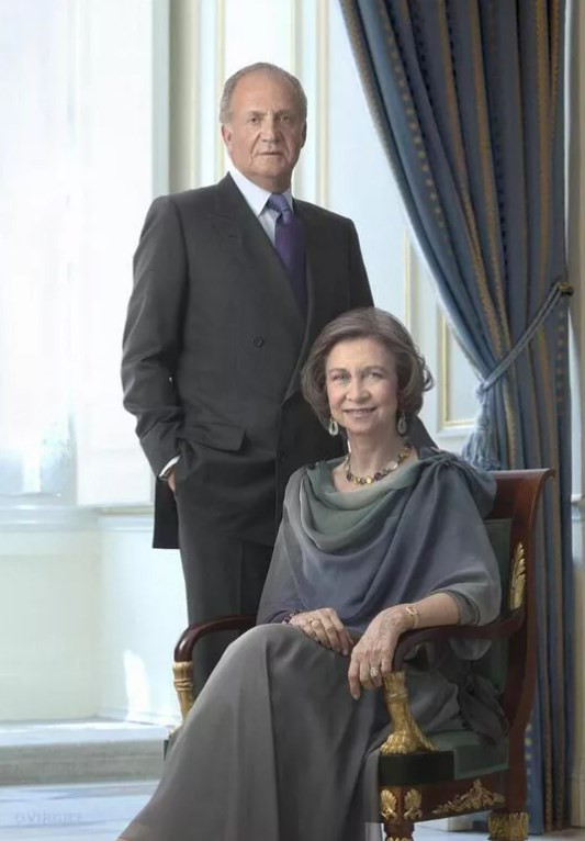 İspanya Kraliçesi Letizia, kayınvalidesinin 40 yıl önceki elbisesini giydi
