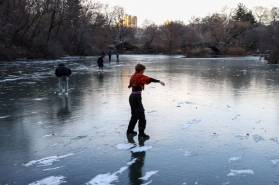 New York'ta aşırı soğuk nedeniyle Central Park'taki göl dondu