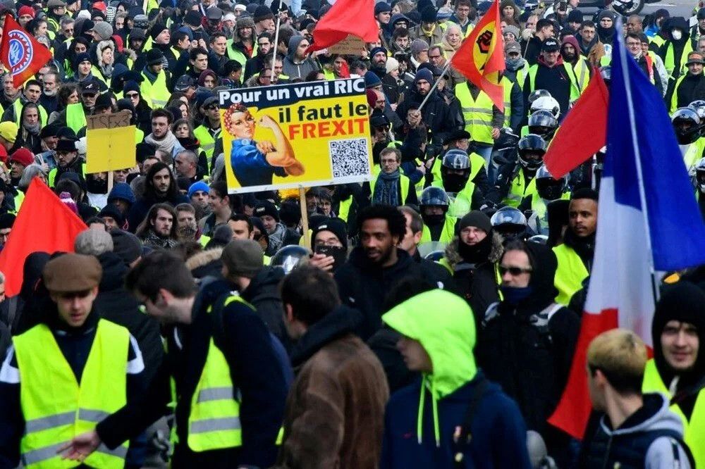 Paris'te aşırı sağcılar sokaklarda: Brexit'ten son Frexit!