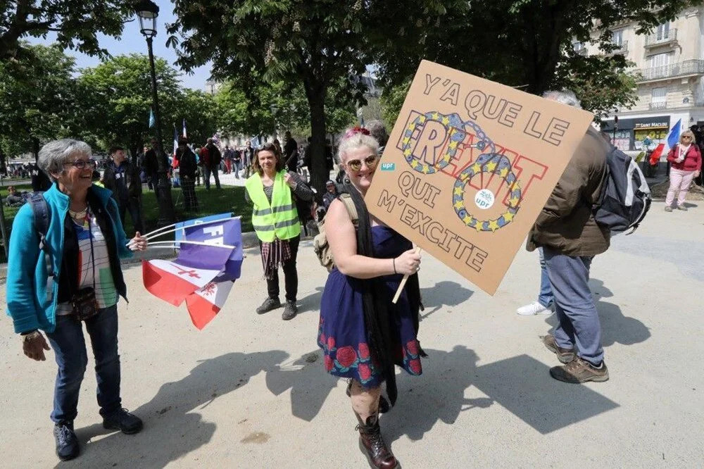 Paris'te aşırı sağcılar sokaklarda: Brexit'ten son Frexit!