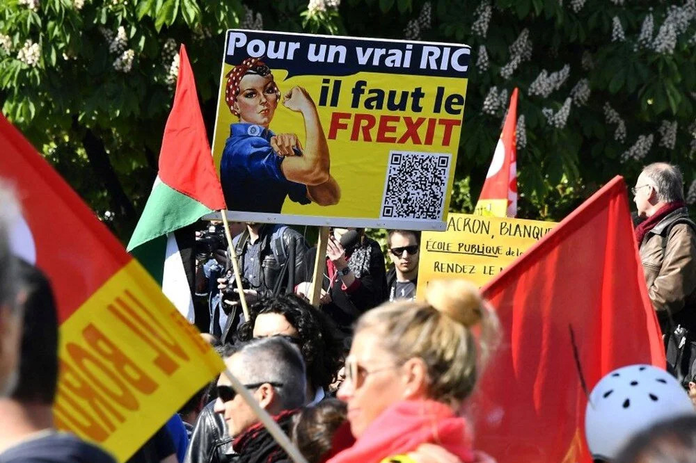 Paris'te aşırı sağcılar sokaklarda: Brexit'ten son Frexit!