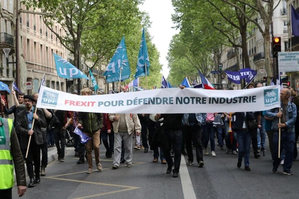 Paris'te aşırı sağcılar sokaklarda: Brexit'ten son Frexit!