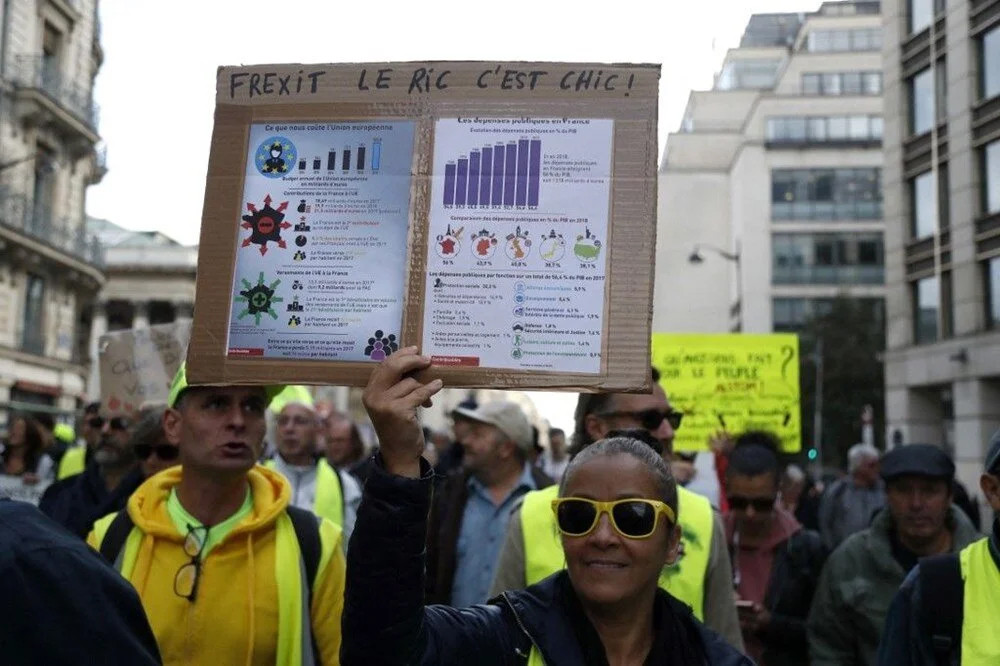 Paris'te aşırı sağcılar sokaklarda: Brexit'ten son Frexit!