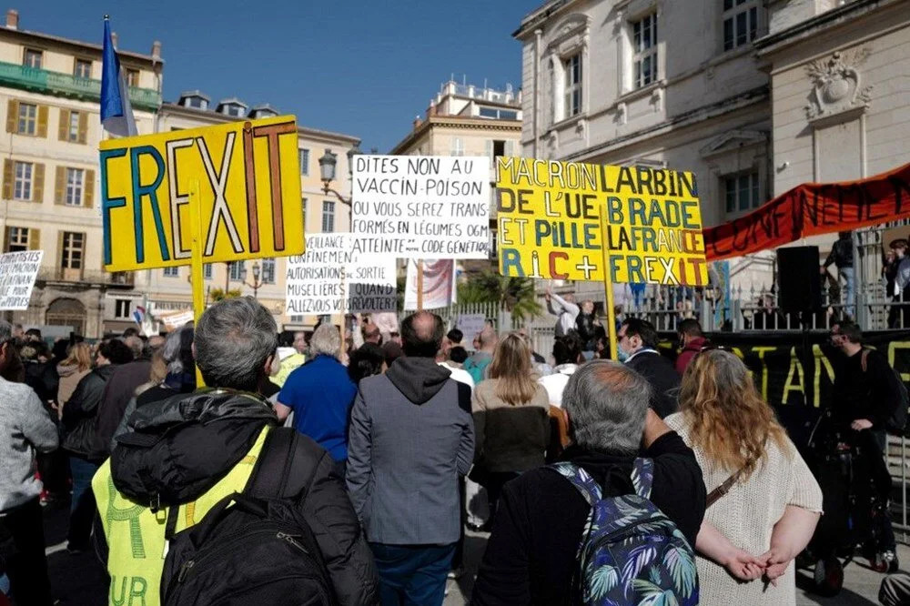 Paris'te aşırı sağcılar sokaklarda: Brexit'ten son Frexit!