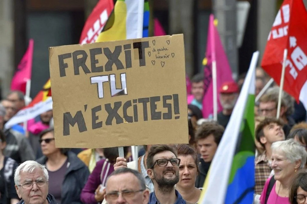 Paris'te aşırı sağcılar sokaklarda: Brexit'ten son Frexit!