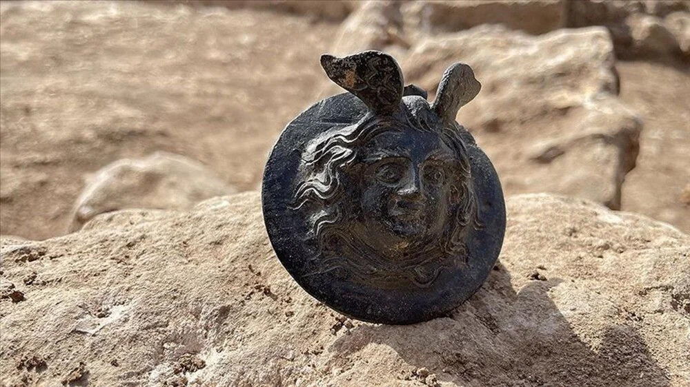 Perre Antik Kenti'nde 1800 yıllık askeri madalya bulundu!