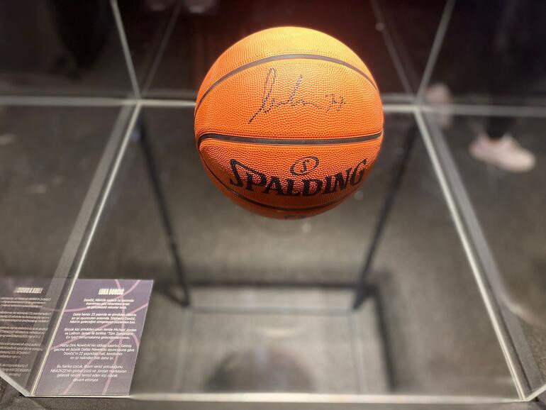 Türkiye'de bir ilk: NBA Şampiyonluk Kupası görücüye çıktı