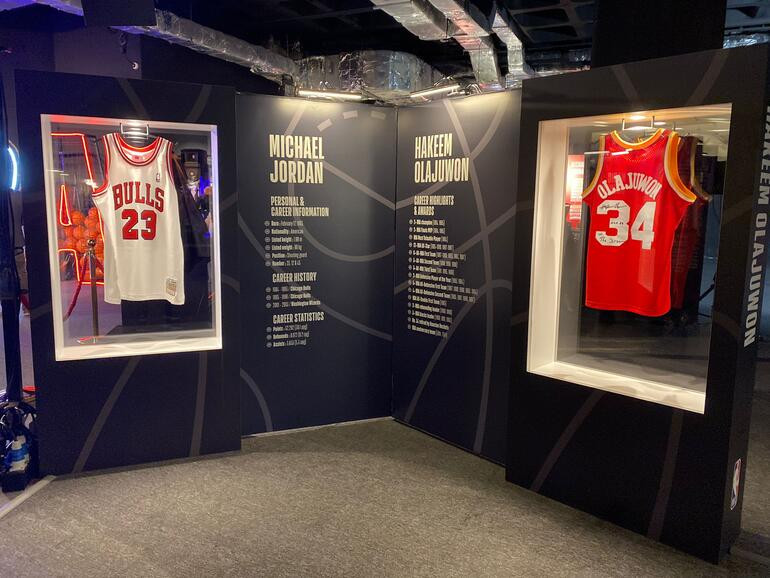 Türkiye'de bir ilk: NBA Şampiyonluk Kupası görücüye çıktı