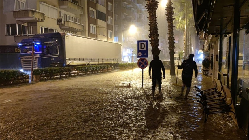 Antalya'da sel hayatı felç etti
