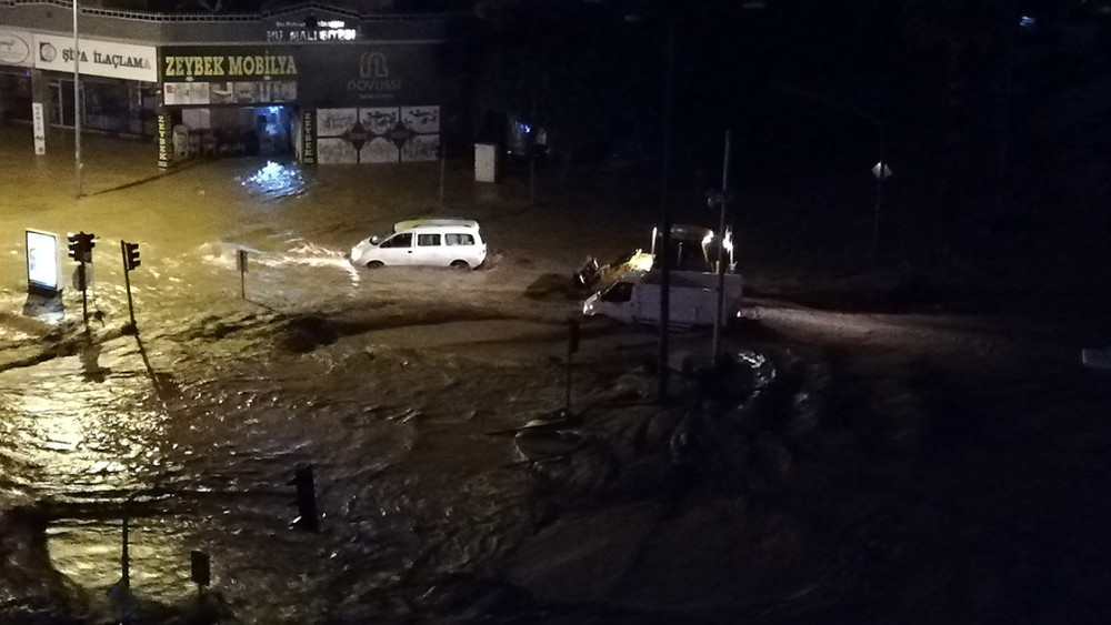 Antalya'da sel hayatı felç etti