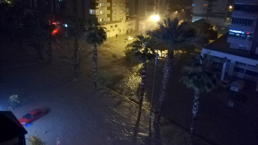Antalya'da sel hayatı felç etti