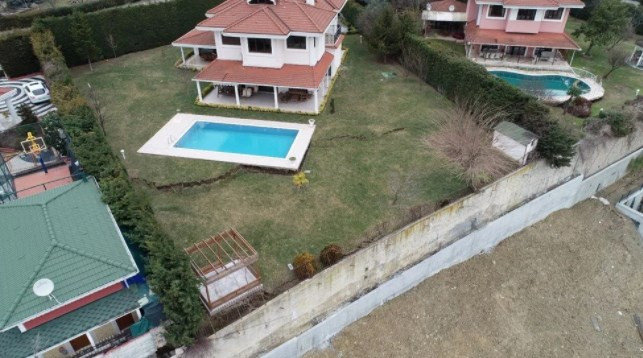 Büyükçekmece'de dev yarıklar oluştu! Villalarda çökme tehlikesi