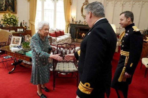 Sağlık durumu merak edilen Kraliçe Elizabeth ortaya çıktı