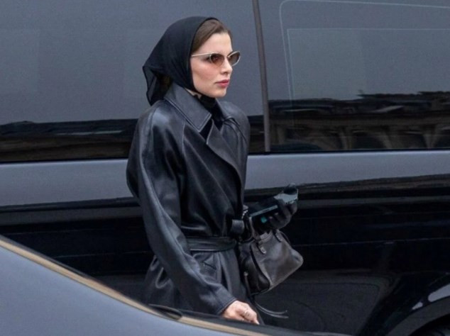 Kanye West'in sevgilisi Julia Fox'un başörtüsü Fransa'da tartışmaları alevlendirdi