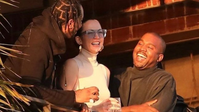 Kanye West'in sevgilisi Julia Fox'un başörtüsü Fransa'da tartışmaları alevlendirdi