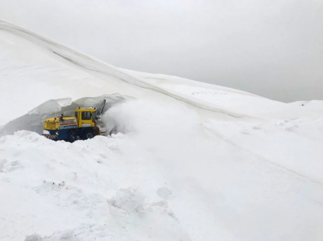 Kar kalınlığı 7 metre: Yolları 2 ayda 3 kez kapandı