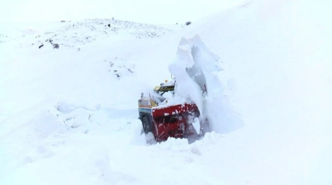 Kar kalınlığı 7 metre: Yolları 2 ayda 3 kez kapandı