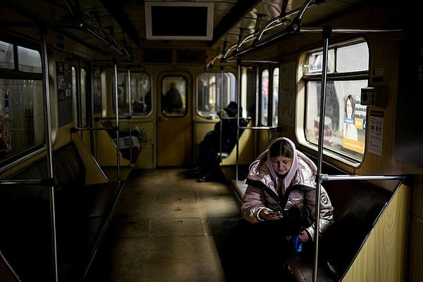 İnsanlık yerin altında: Kiev'in metrolarından görüntüler...
