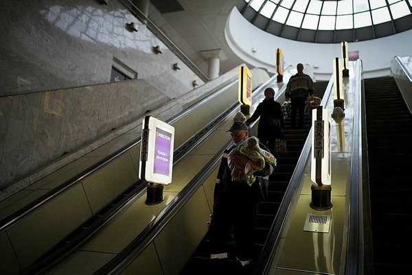İnsanlık yerin altında: Kiev'in metrolarından görüntüler...