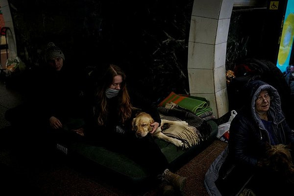 İnsanlık yerin altında: Kiev'in metrolarından görüntüler...
