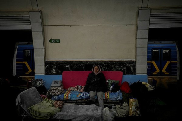 İnsanlık yerin altında: Kiev'in metrolarından görüntüler...