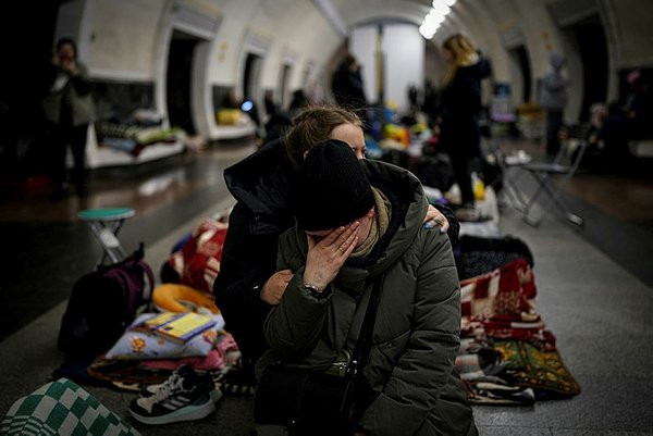 İnsanlık yerin altında: Kiev'in metrolarından görüntüler...