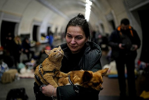 İnsanlık yerin altında: Kiev'in metrolarından görüntüler...