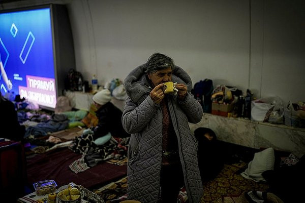 İnsanlık yerin altında: Kiev'in metrolarından görüntüler...