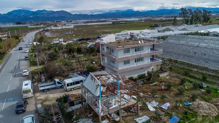 Antalya'da hortum yıktı geçti