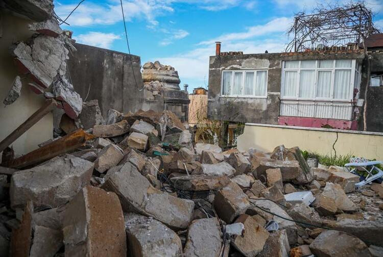 Antalya'da hortum yıktı geçti