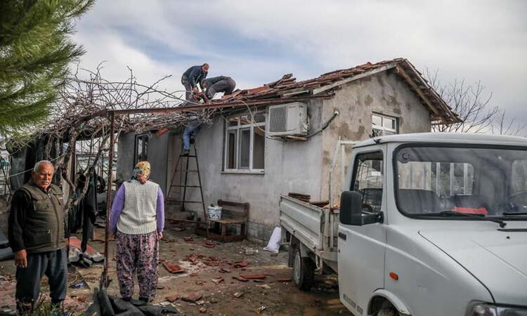 Antalya'da hortum yıktı geçti
