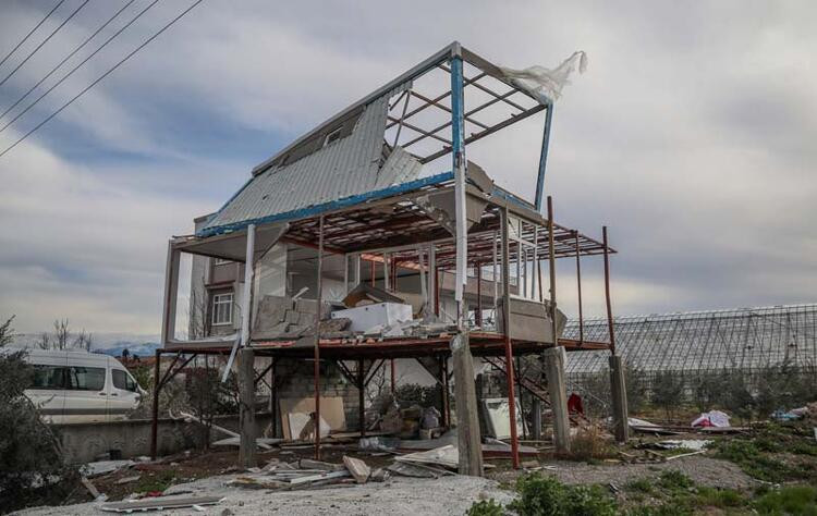 Antalya'da hortum yıktı geçti
