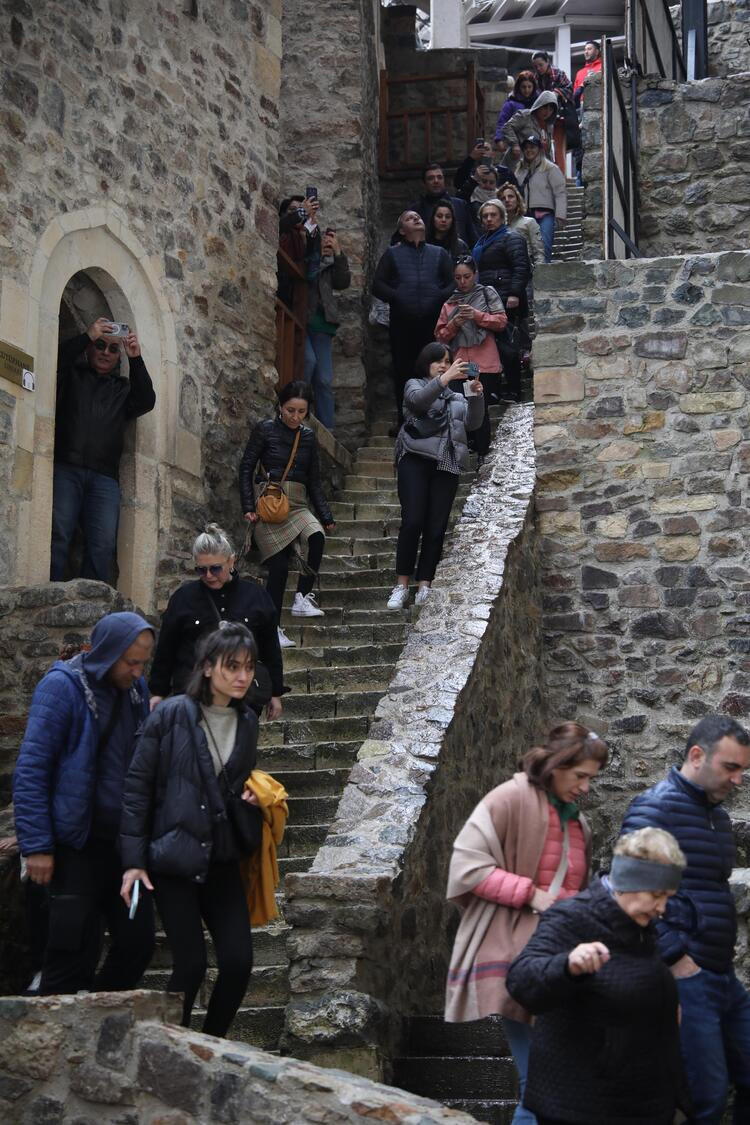 Sümela'da gün yüzüne çıkan saklı mekanlara ziyaretçi akını!