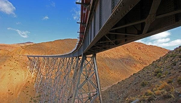 Israrla geçmeye çalışıyorlar: Dünyanın en tehlikeli yolu!